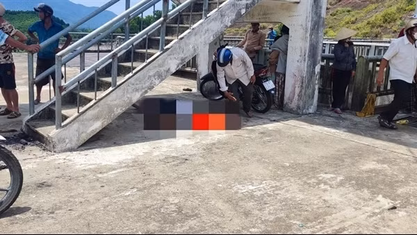 Phát hiện thi thể nam thanh niên ở đập tràn hồ Thủy Yên