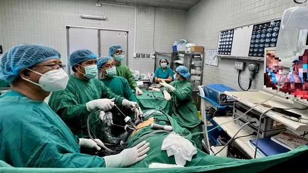 Lần đầu tiên phẫu thuật nội soi cho bệnh nhân ung thư thận có chồi bướu trong tĩnh mạch chủ