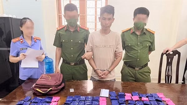 Bắt đối tượng người Lào mua bán 24.000 viên hồng phiến
