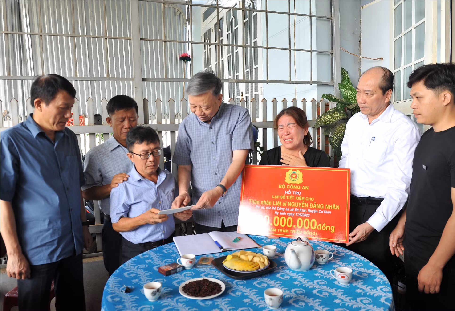 Bộ trưởng Tô Lâm thăm, động viên các gia đình liệt sỹ tại Đắk Lắk -0