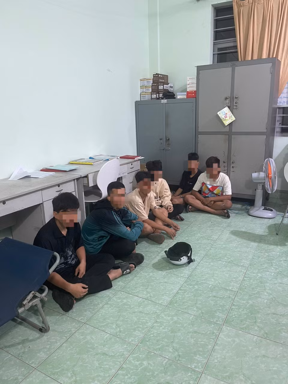 Nhóm thiếu niên dùng hung khí chặn đánh người đi đường để cướp tài sản -0