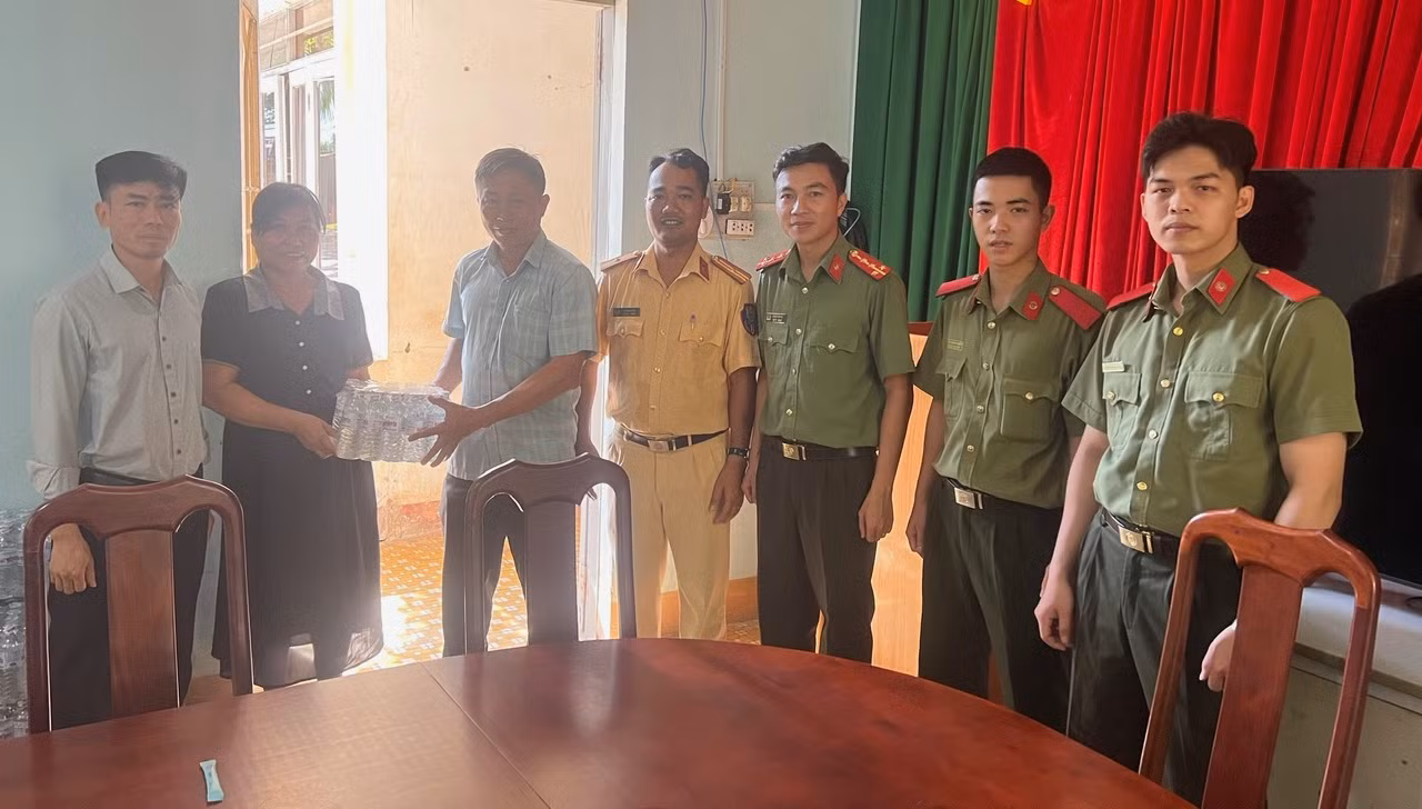 Vừa bảo đảm tốt ANTT, vừa hướng dẫn cài đặt định danh điện tử cho người nhà các thí sinh -0