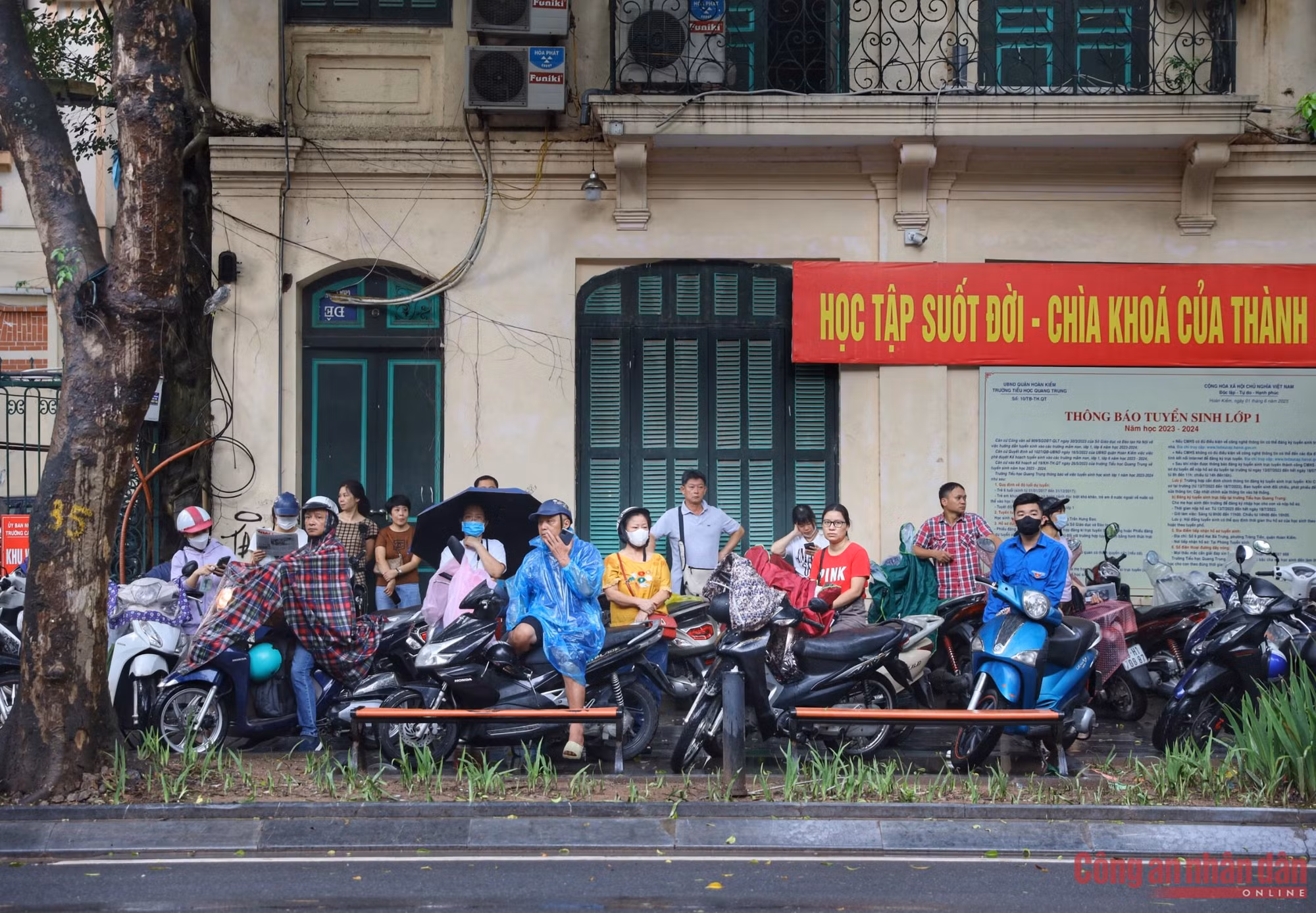 Công an Hà Nội đảm bảo ANTT, hỗ trợ sĩ tử vượt vũ môn -4