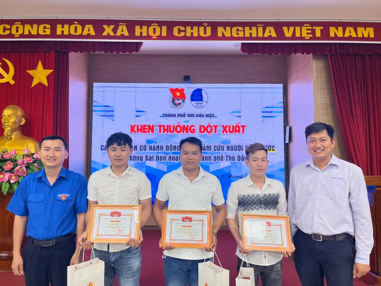 Tuyên dương 3 thanh niên cứu 2 mẹ con bị đuối nước -0