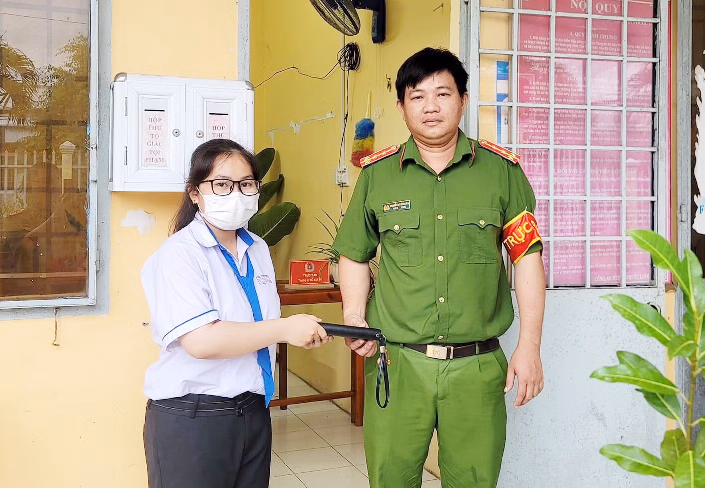 Thí sinh đi thi tốt nghiệp nhặt được của rơi trả lại người mất -0