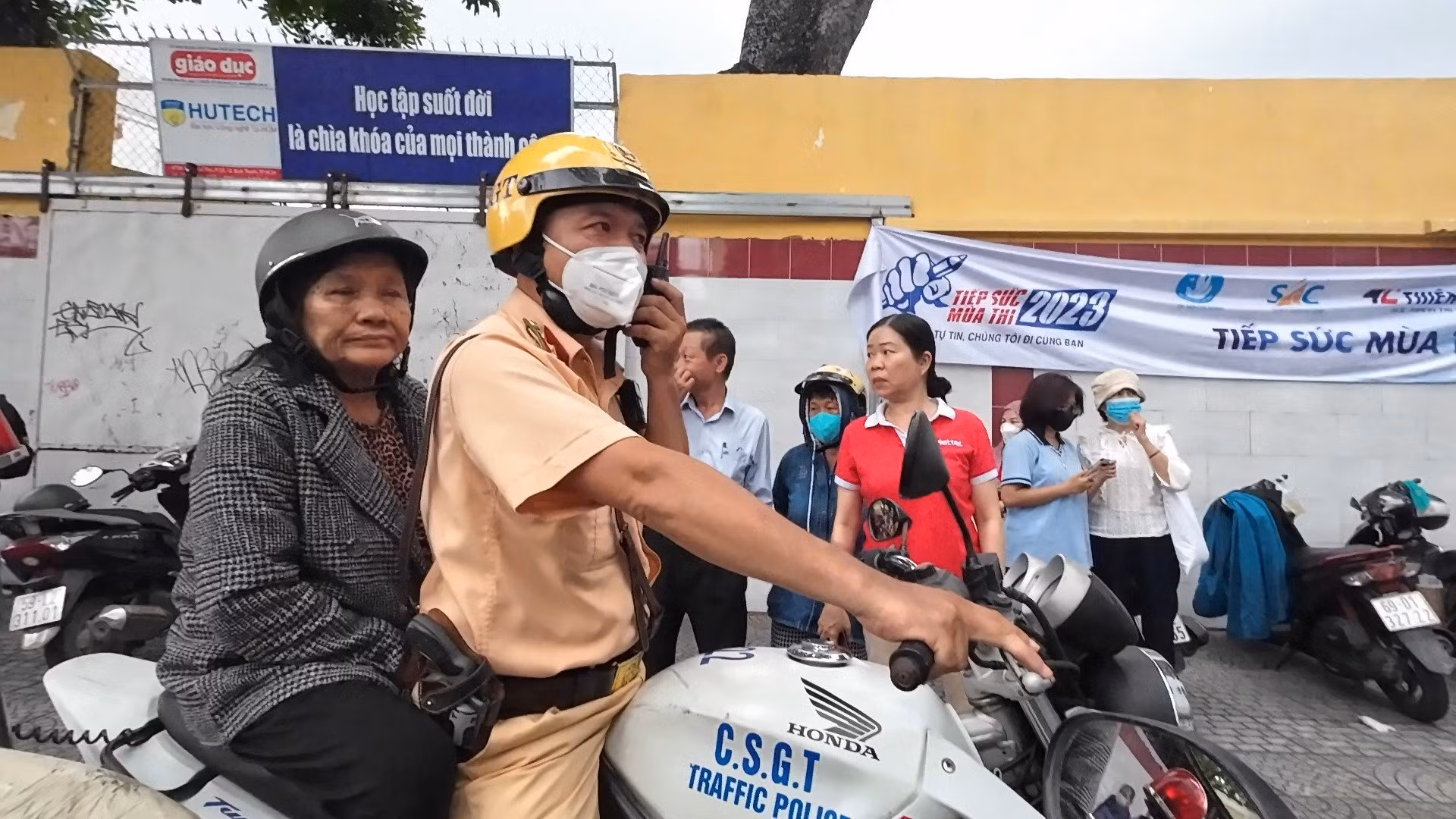 Bà nội được CSGT chở về nhà lấy giấy tờ để thí sinh kịp giờ thi toán -0