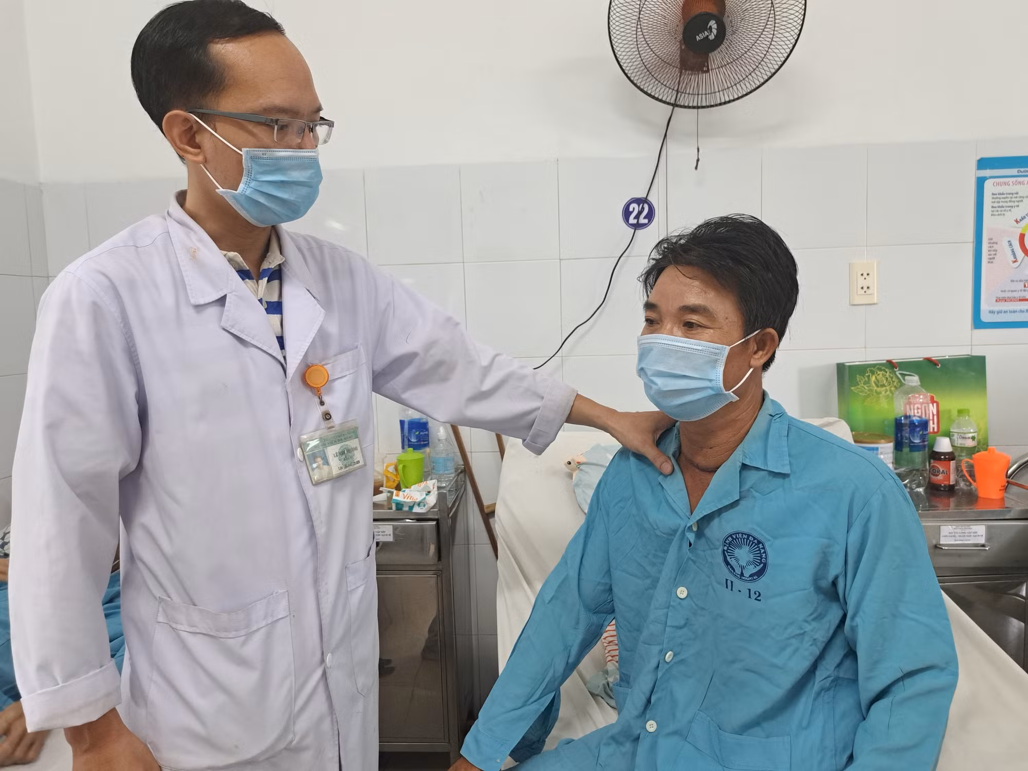 Cứu sống nam công nhân bị mảnh sắt xuyên thấu cổ -0