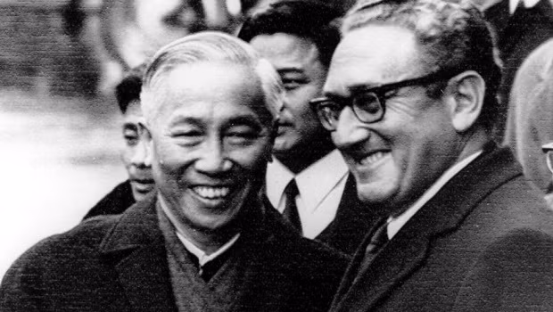 cố vấn ngoại giao lê đức thọ và tiến sĩ henry kissinger hai người được trao giải nobel hoà bình năm 1973.jpg -0