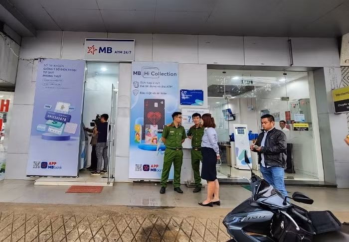 Bỗng nhiên “nhặt” được 37 triệu đồng từ cây ATM đẩy ra -0