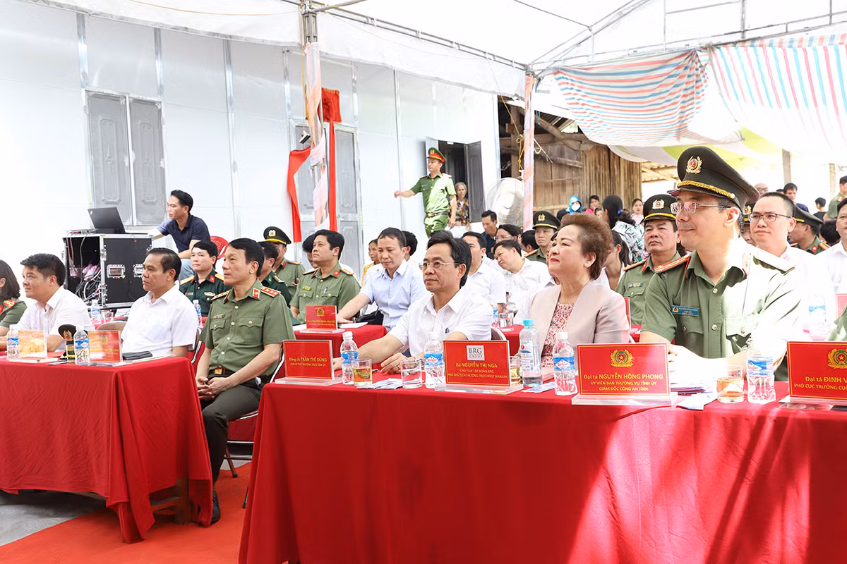 Bộ Công an trao tặng 1.000 ngôi nhà cho các hộ gia đình khó khăn ở Hà Tĩnh -0