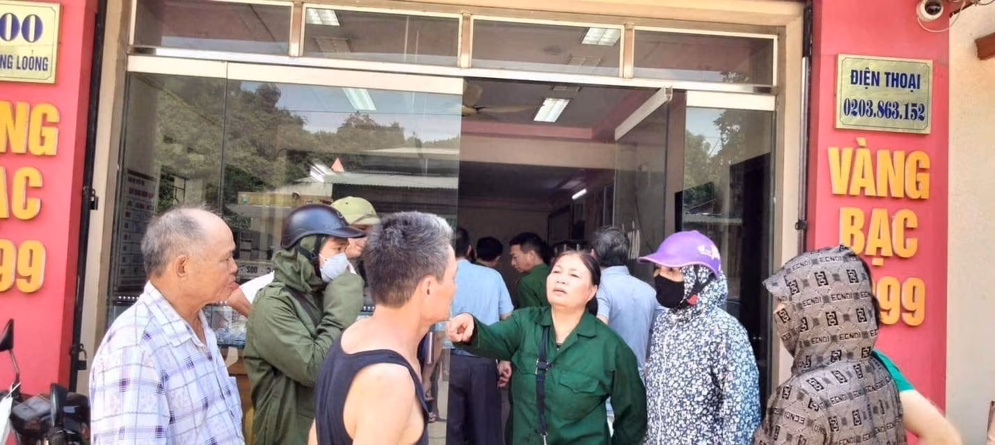 Xảy ra vụ cướp tiệm vàng chưa tới 1 phút -0