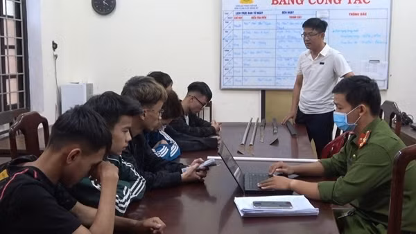 2 nhóm thanh, thiếu niên mang dao, kiếm giải quyết mâu thuẫn