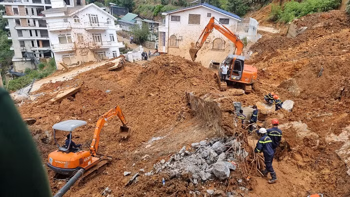 Di dời khẩn cấp các hộ trong vụ lở đất kinh hoàng ở Đà Lạt -0