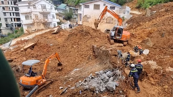 Di dời khẩn cấp các hộ trong vụ lở đất kinh hoàng ở Đà Lạt