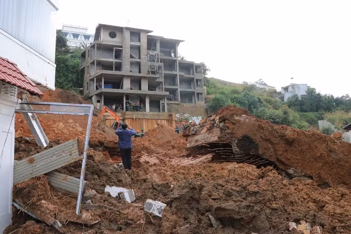 Sạt lở taluy kinh hoàng ở Đà Lạt vùi lấp người và nhà cửa -1