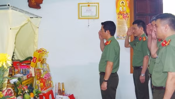 Công an tỉnh Thái Nguyên thăm hỏi gia đình liệt sĩ&nbsp;và cán bộ Công an bị thương tại Đắk Lắk