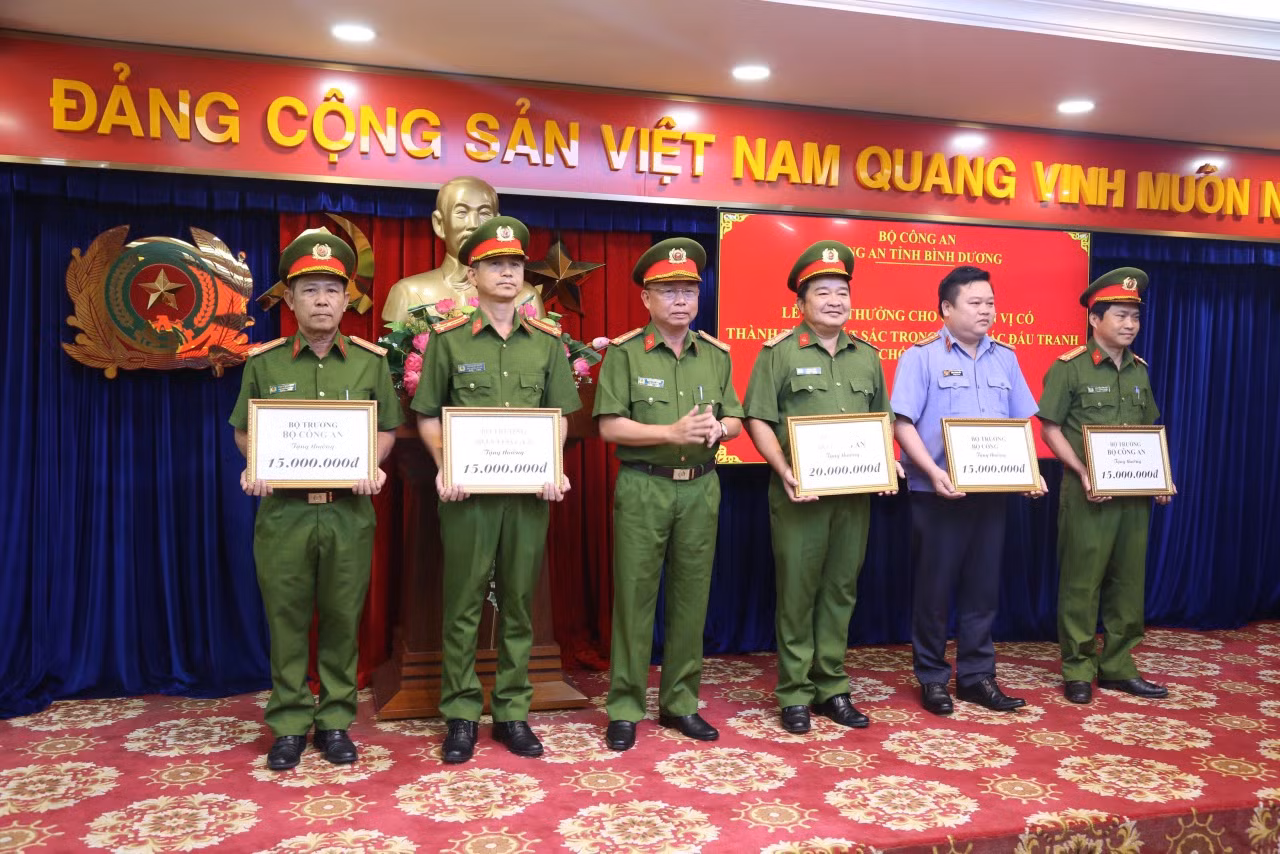 Trao thưởng cho các đơn vị khám phá các chuyên án lớn -1