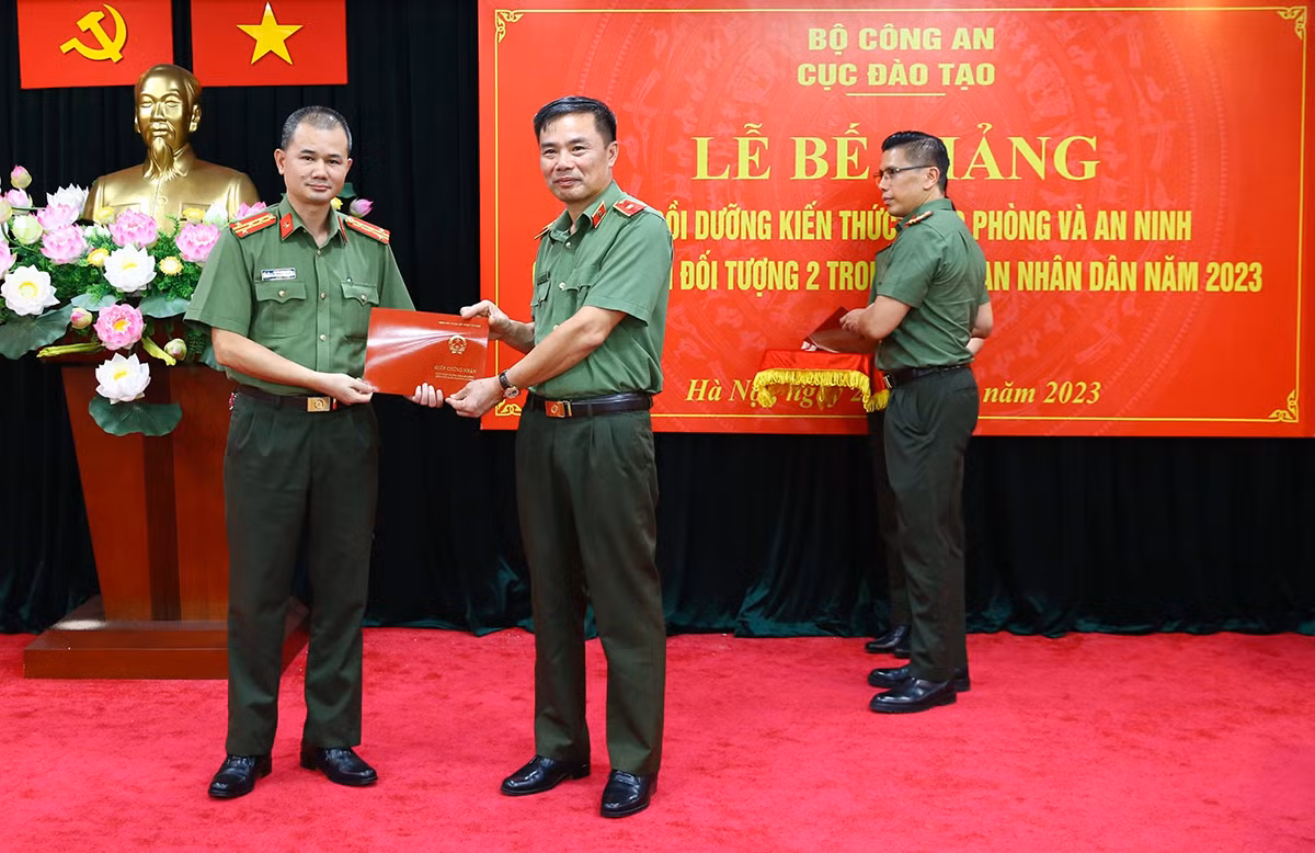 Bế giảng lớp bồi dưỡng kiến thức quốc phòng và an ninh đối tượng 2 trong CAND -0
