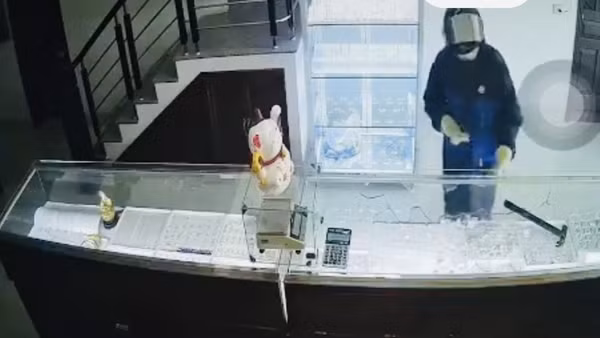 Truy bắt tên cướp tiệm vàng manh động