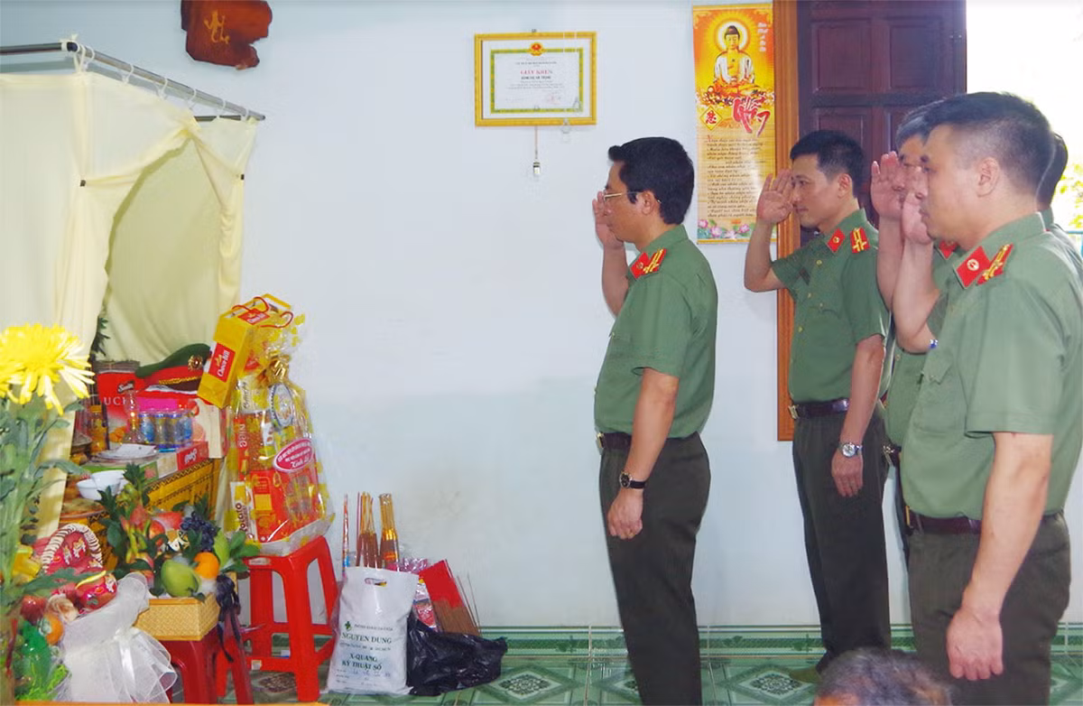 Thăm hỏi, động viên gia đình liệt sĩ&nbsp;và cán bộ Công an bị thương tại Đắk Lắk -0