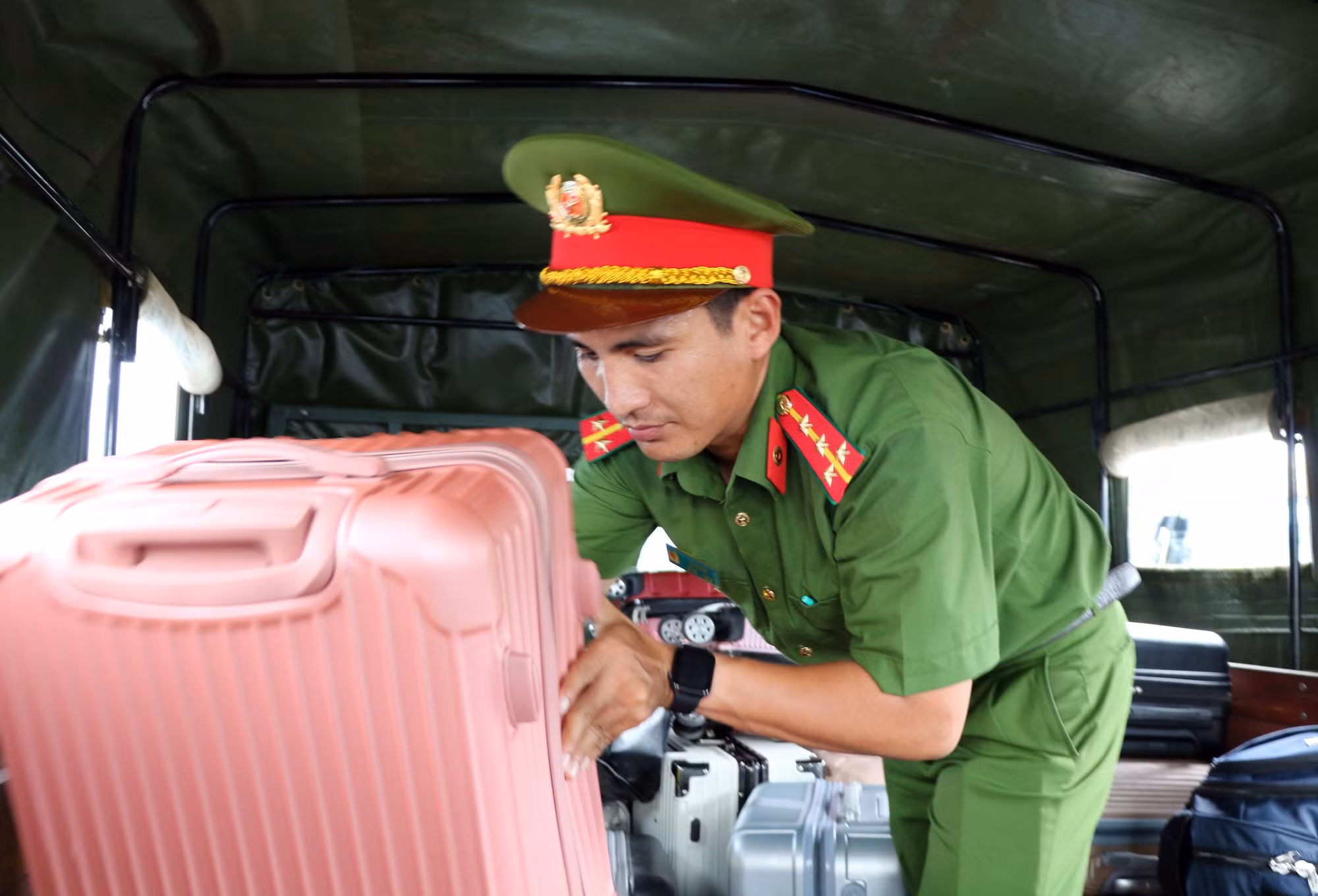 Tuổi trẻ Công an tỉnh Kiên Giang với nhiều hoạt động thiết thực hỗ trợ thí sinh -0