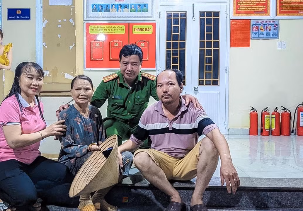 Công an xã tận tình giúp đỗ cụ bà bị lãng trí đi lạc trở về với gia đình -0