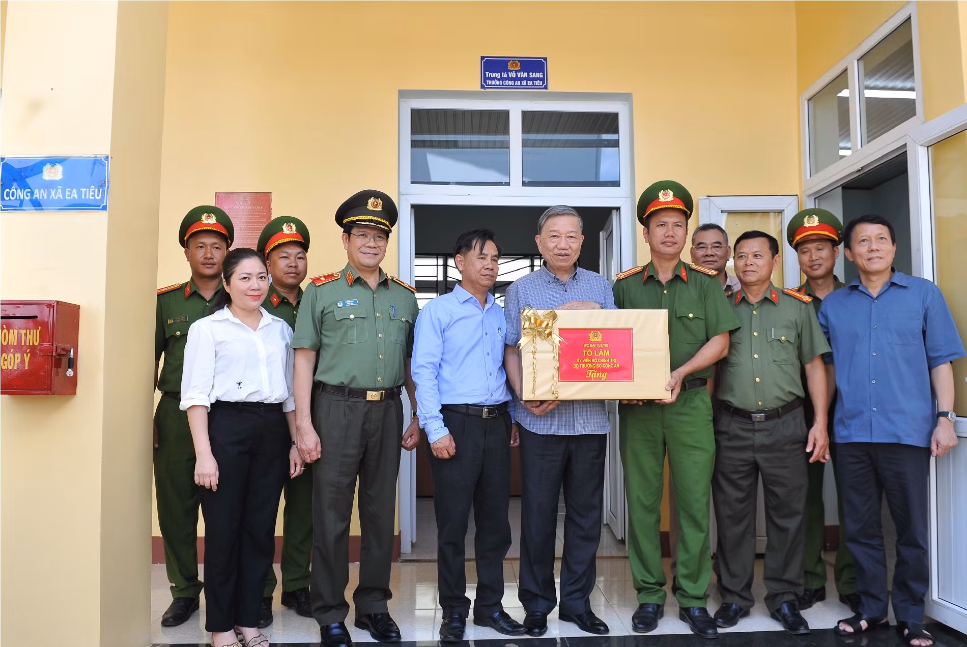 Bộ trưởng Tô Lâm thăm, động viên các gia đình liệt sỹ tại Đắk Lắk -0
