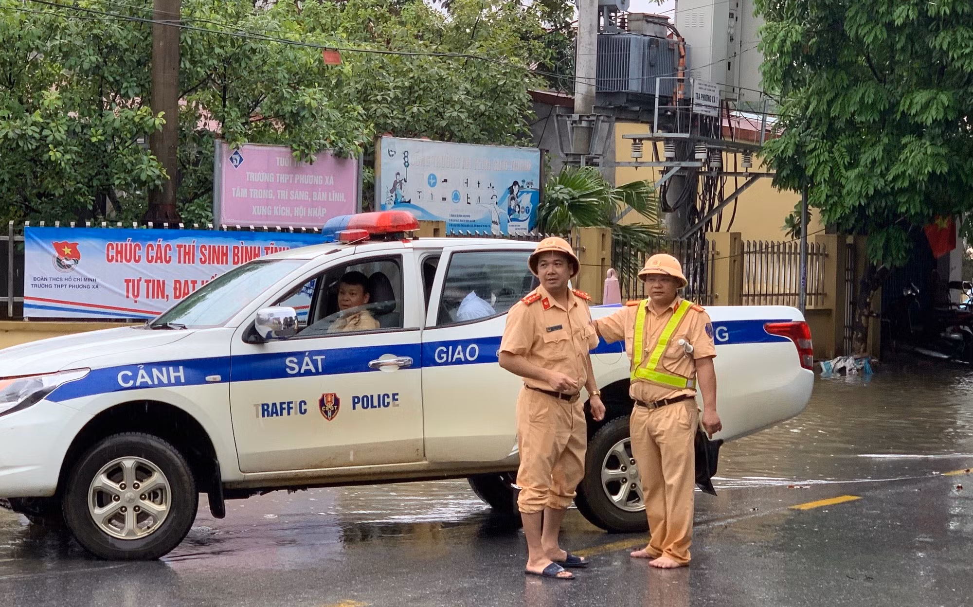CSGT hỗ trợ thí sinh thí thi tốt nghiệp PTTH -0