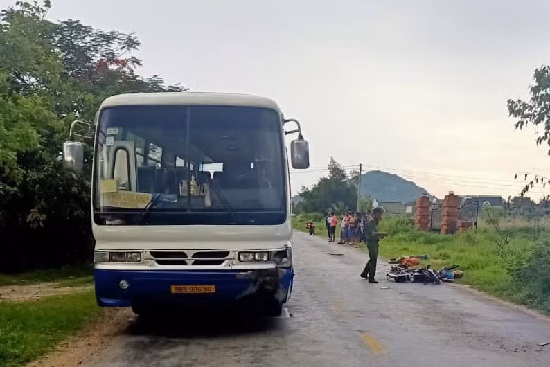 Hai vợ chồng đi xe đạp điện tử vong tại chỗ sau va chạm với xe ôtô chở công nhân -0