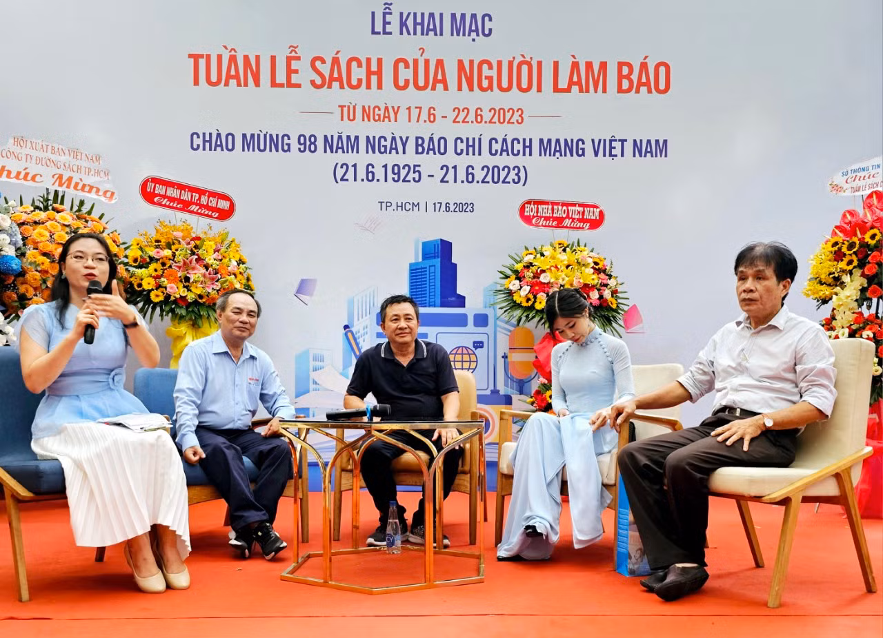 tuan le sach cua nguoi lam bao.jpg -0