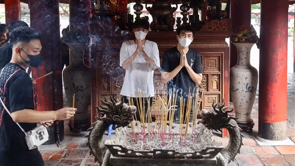 Sĩ tử dâng sớ cầu may tại Văn Miếu - Quốc Tử Giám trước kỳ thi tốt nghiệp THPT Quốc gia