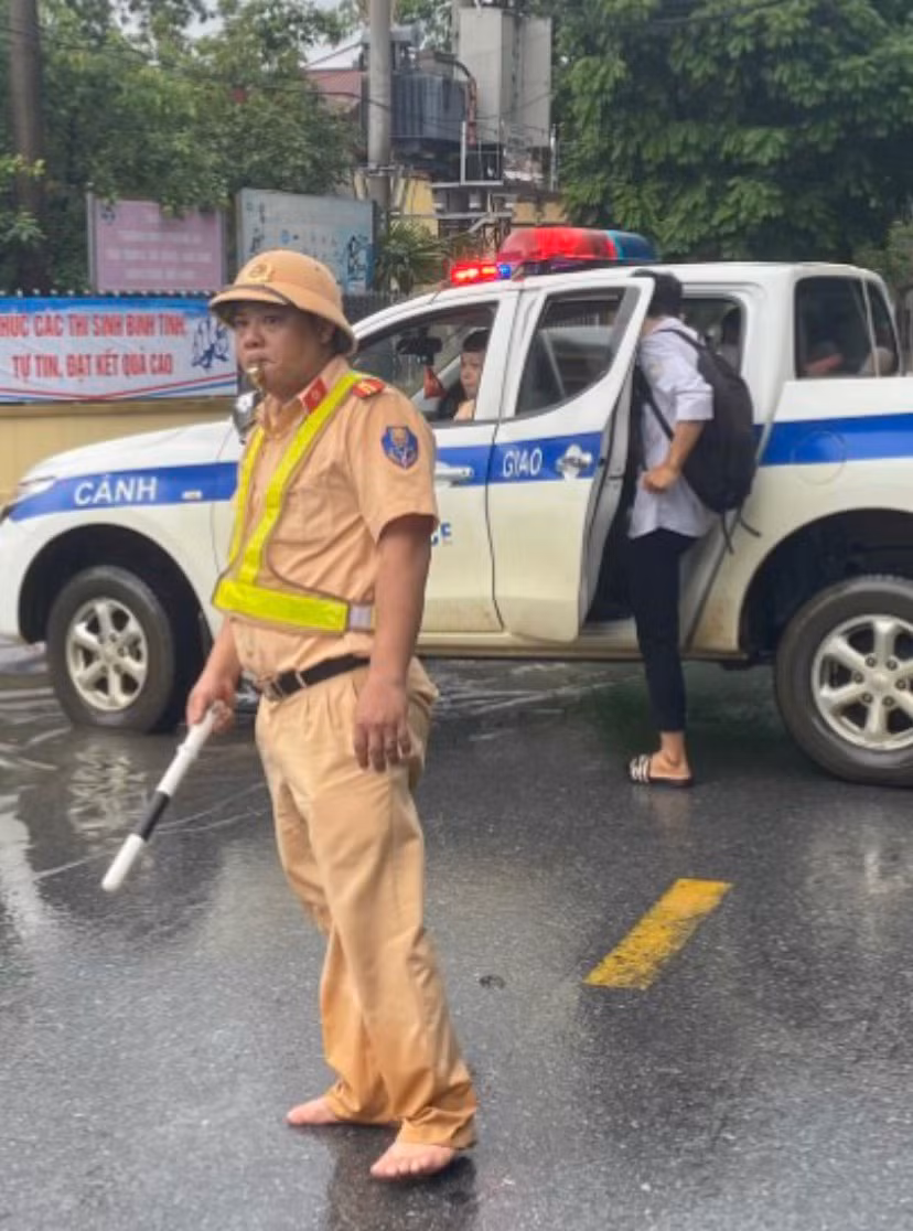 CSGT hỗ trợ thí sinh thí thi tốt nghiệp PTTH -0