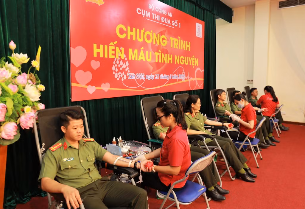 Lan toả tinh thần nhân ái từ chương trình hiến máu tình nguyện của Cụm thi đua số 1 -0