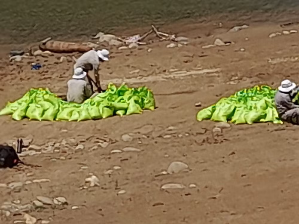 Khe suối khô cạn, phát lộ quả bom nặng 227 kg -0