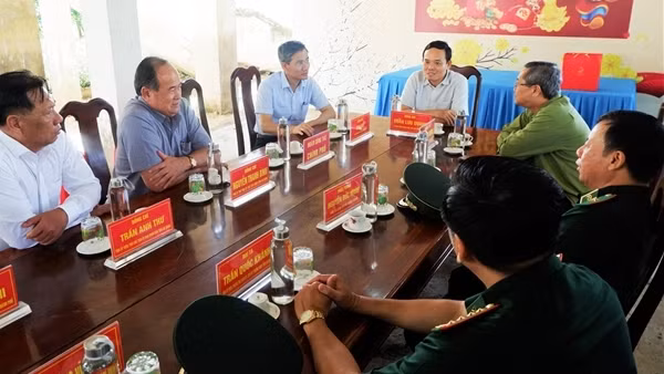 Phó Thủ tướng Trần Lưu Quang kiểm tra công tác phòng, chống buôn lậu trên tuyến biên giới An Giang