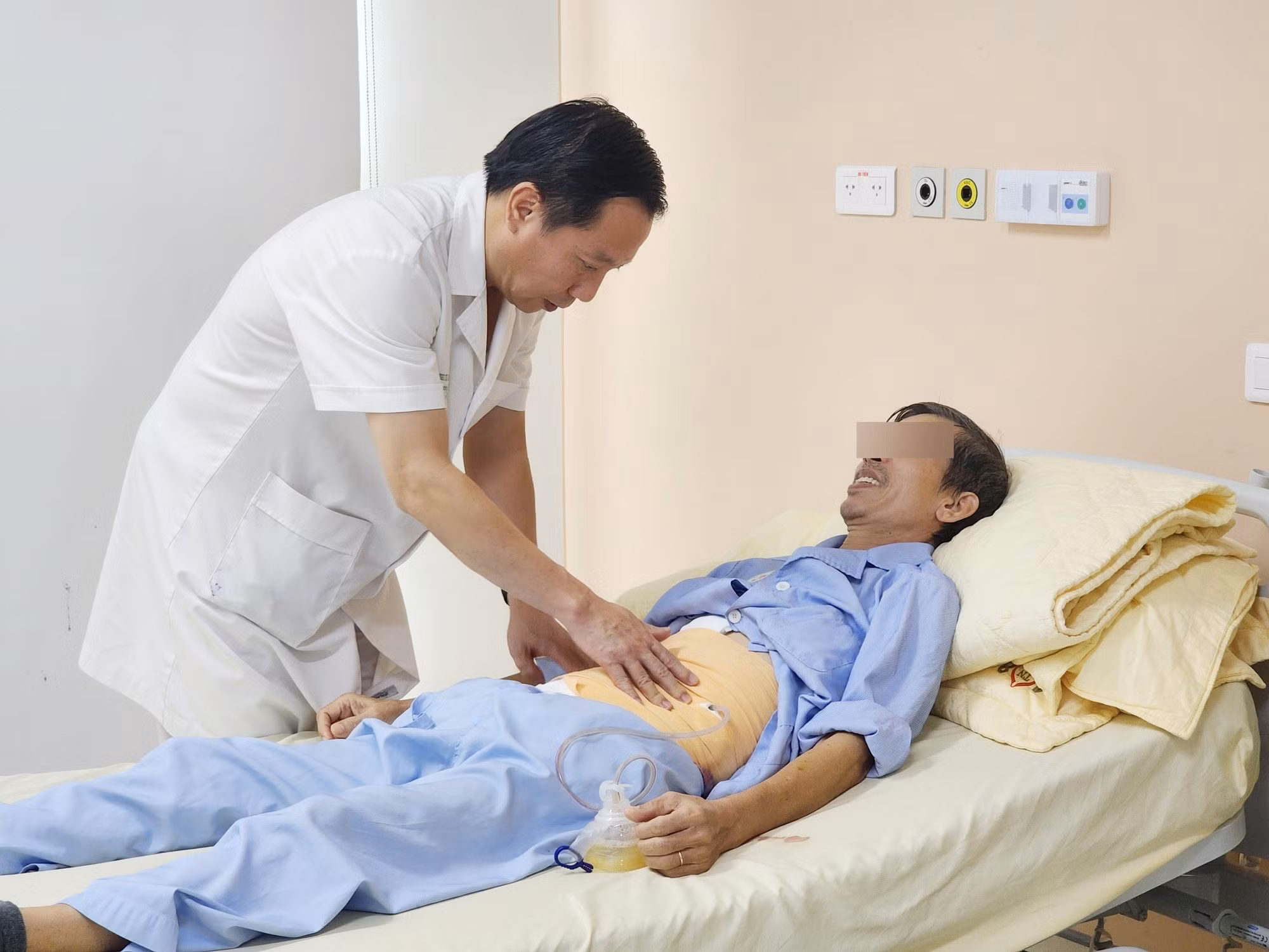 Cắt bỏ khối u khổng lồ 5,5 kg bao trùm toàn bộ thận trái -0