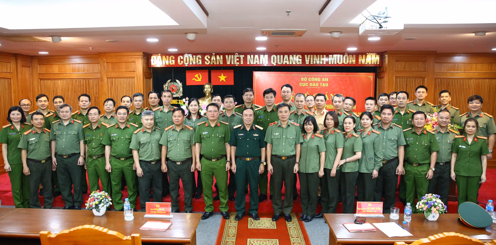 Bế giảng lớp bồi dưỡng kiến thức quốc phòng và an ninh cho sĩ quan đối tượng 2 trong CAND -0