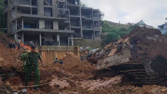 Sạt lở taluy kinh hoàng ở Đà Lạt vùi lấp người và nhà cửa -0