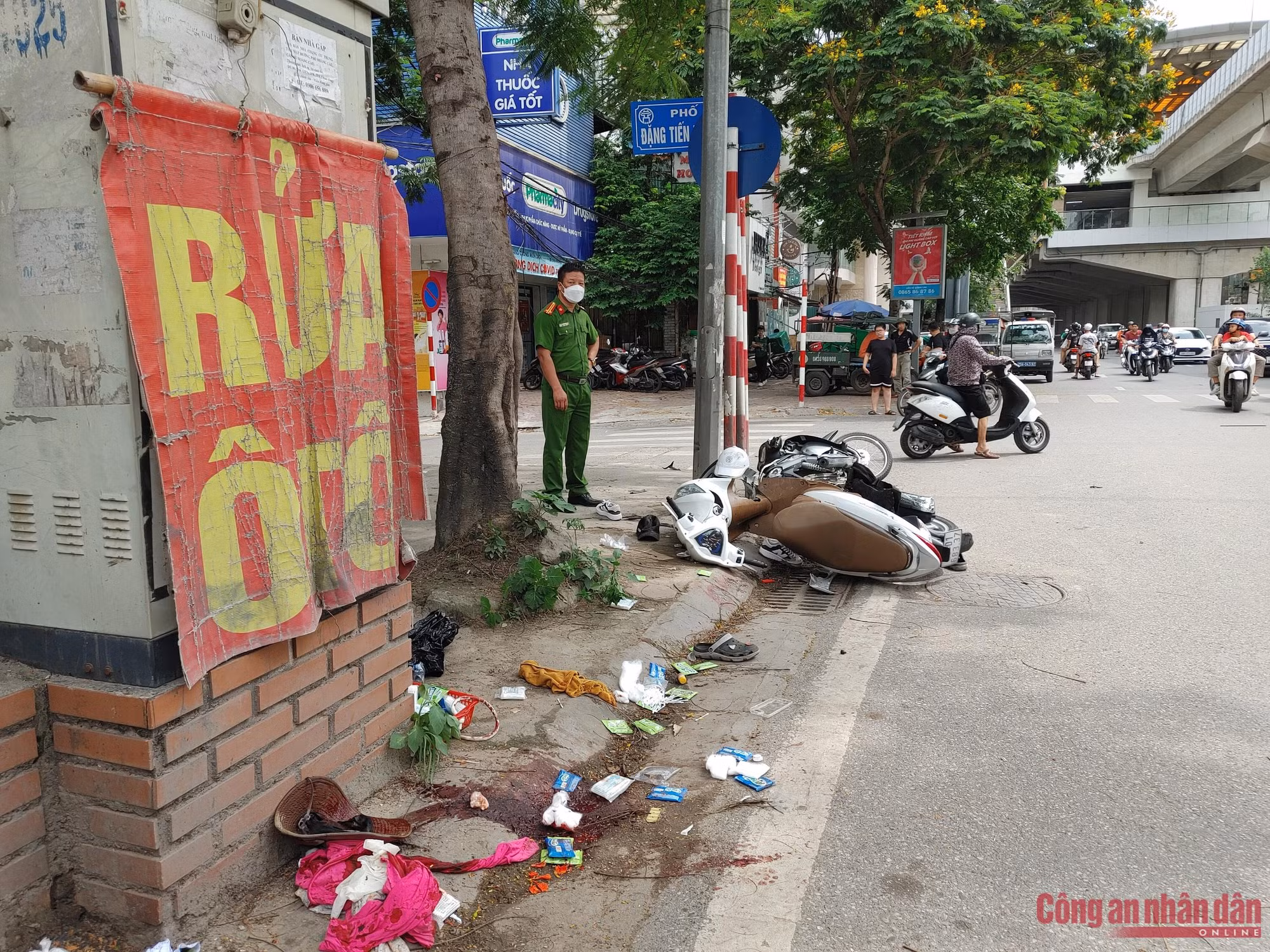 Hai xe máy đâm nhau, 3 người bị thương -0