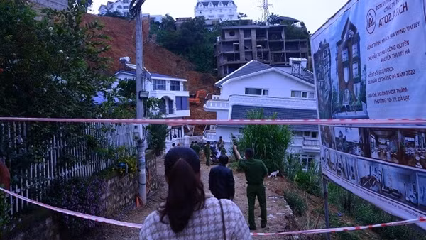 Nghẹt thở cuộc cứu nạn vụ sạt lở kinh hoàng vùi lấp căn biệt thự ở Đà Lạt