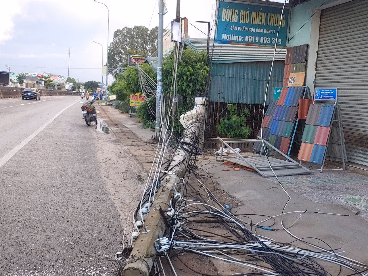 Mưa to, gió mạnh thổi sập sân tập cầu lông, nhiều em nhỏ thoát nạn -0