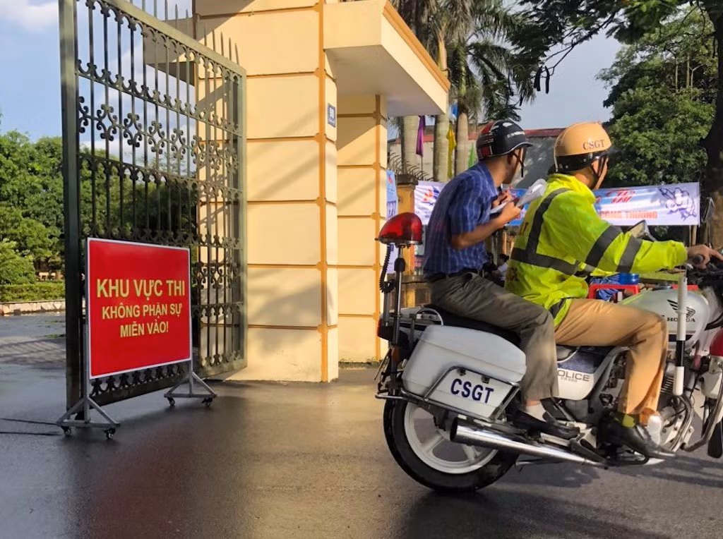 Cảnh sát giao thông đưa thí sinh đến kịp phòng thi do ngủ quên -1