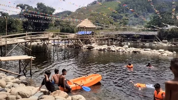 Bị "tuýt còi" vẫn ngang nhiên chặn suối A Lin kinh doanh du lịch trái phép