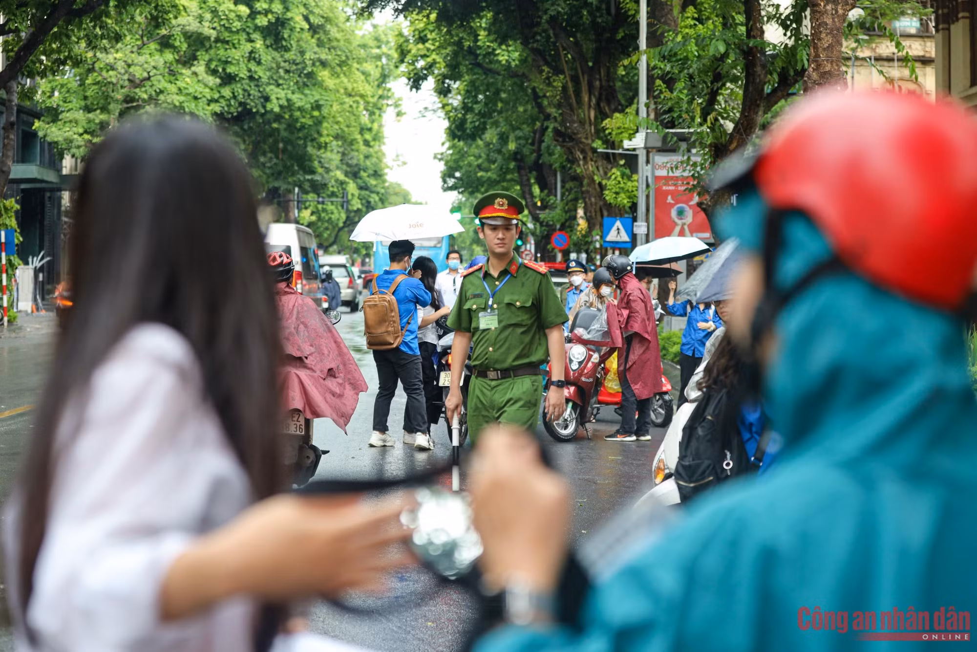 Công an Hà Nội đảm bảo ANTT, hỗ trợ sĩ tử vượt vũ môn -5