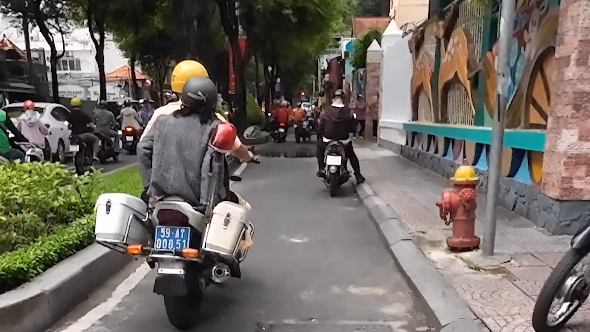 Bà nội được CSGT chở về nhà lấy giấy tờ để thí sinh kịp giờ thi toán -0