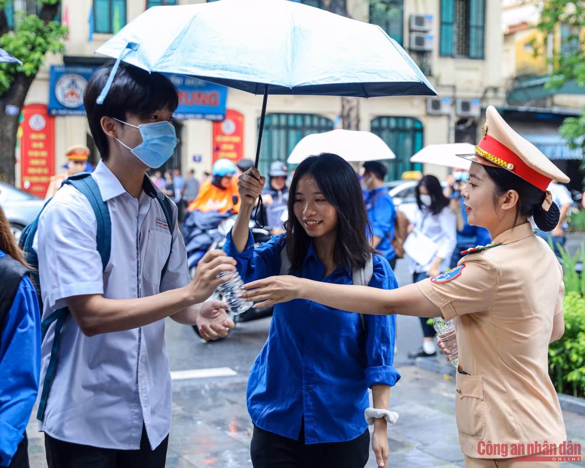 Công an Hà Nội đảm bảo ANTT, hỗ trợ sĩ tử vượt vũ môn -8