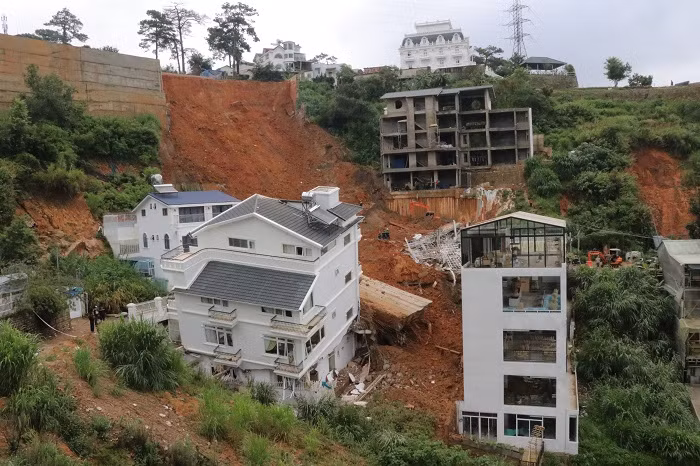 Sạt lở taluy kinh hoàng ở Đà Lạt vùi lấp người và nhà cửa -3