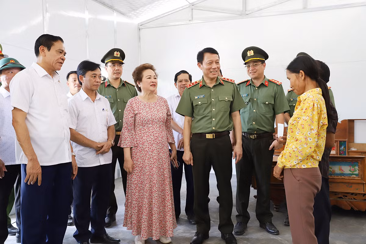 Bộ Công an trao tặng 1.000 ngôi nhà cho các hộ gia đình khó khăn ở Hà Tĩnh -0