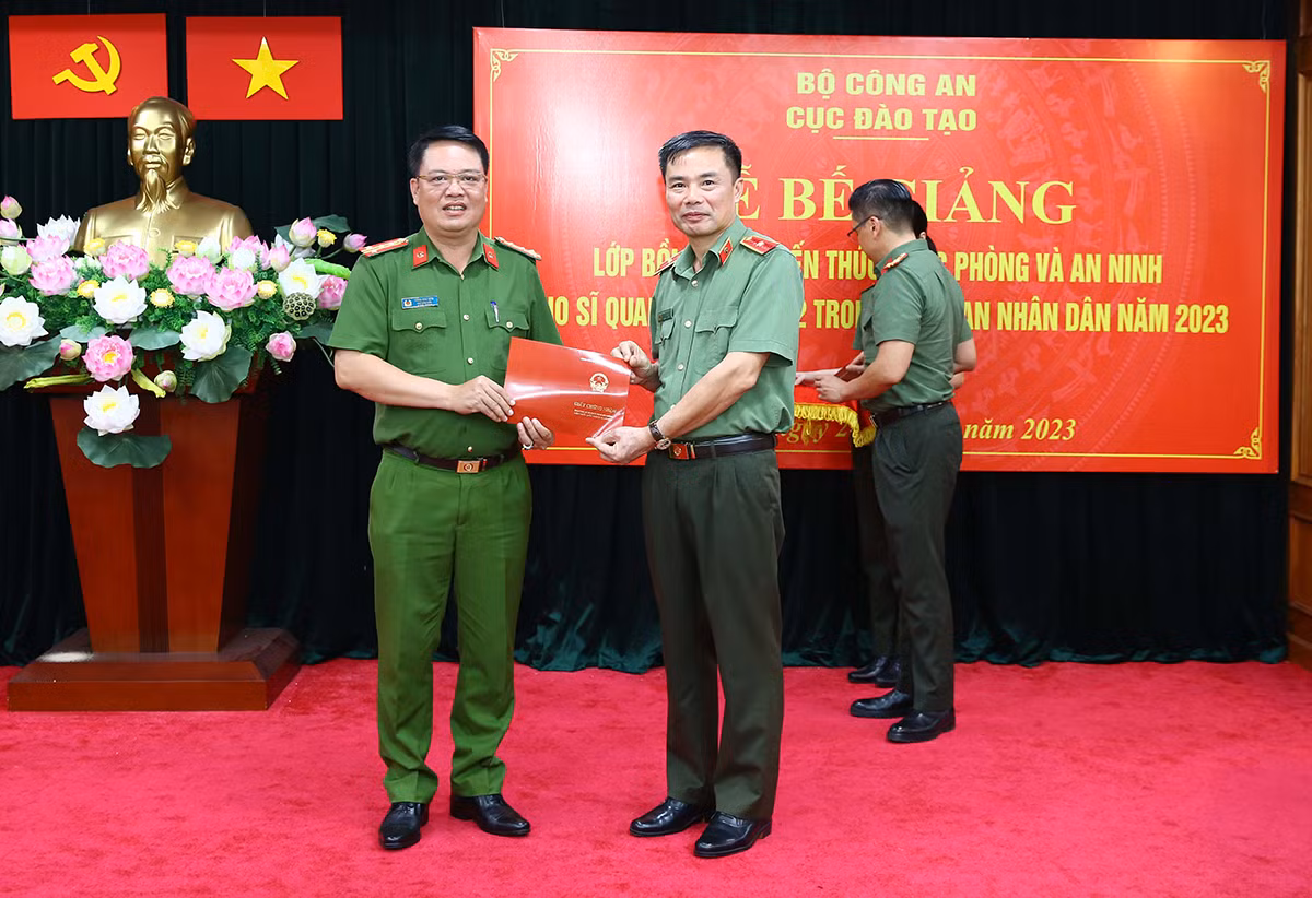 Bế giảng lớp bồi dưỡng kiến thức quốc phòng và an ninh đối tượng 2 trong CAND -0