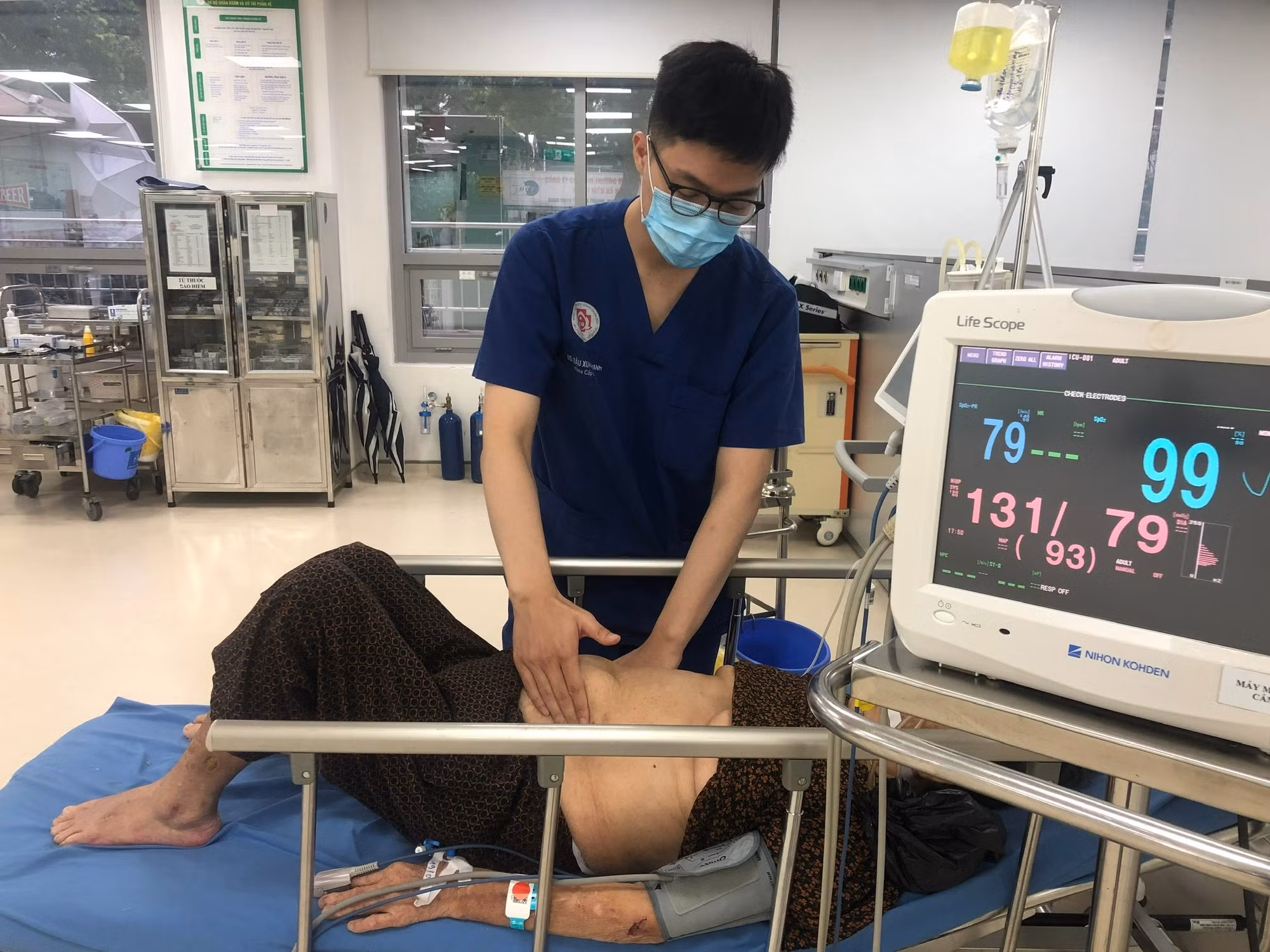 Thủng tá tràng vì uống nhầm vỏ thuốc -0